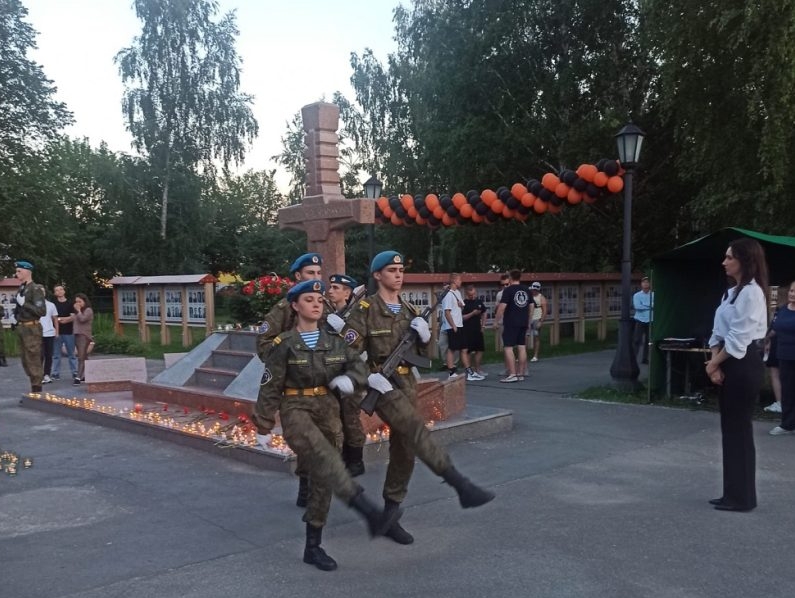 Клуб избирателей Вячеслава Илюхина организовал акцию "Свеча Памяти"