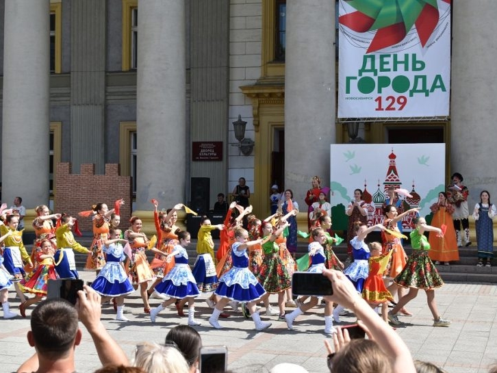Из депутатского фонда Вячеслава Илюхина выделили деньги на ремонт детского дома культуры