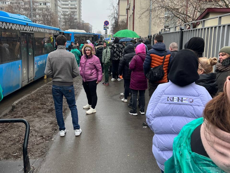 Соратники партии "РОДИНА" сдают кровь для пострадавших в теракте в "Крокусе"