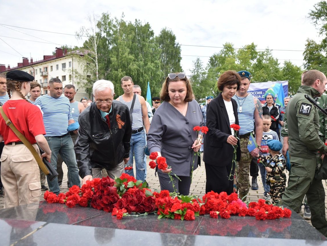 Елена Иванова возложила цветы к памятнику воинам-интернационалистам