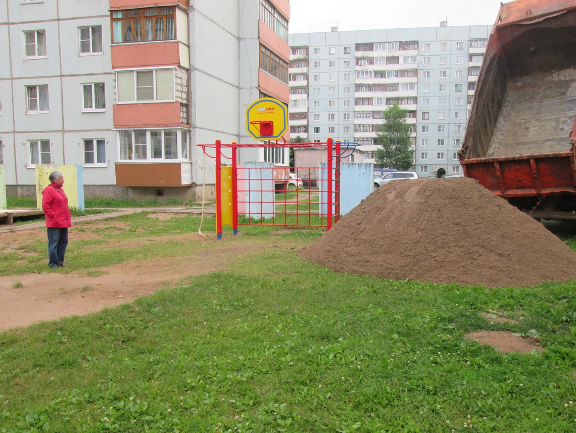 Партийцы оказали помощь в благоустройстве новгородских дворов