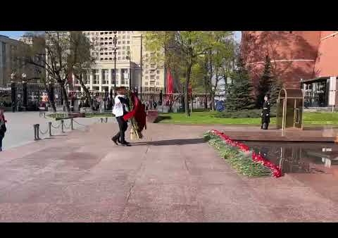 Соратники партии "РОДИНА" возложили венки и цветы к Могиле Неизвестного Солдата, 06.05.2022