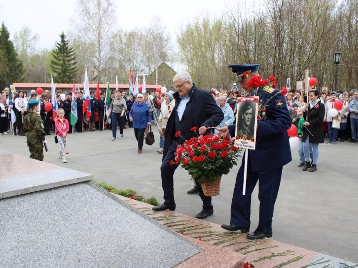 78-ю годовщину Победы в Калининском районе Новосибирска отметили ярко