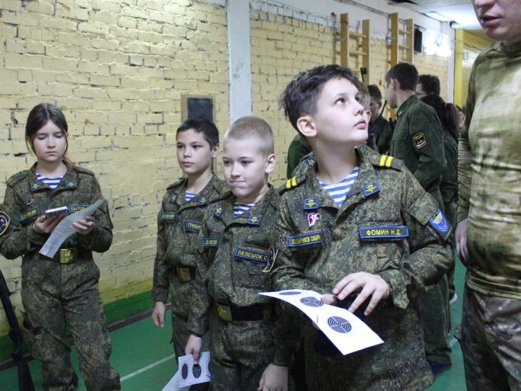 Школьники поблагодарили Вячеслава Илюхина за помощь в подготовке и участии в военно-спортивных соревнованиях