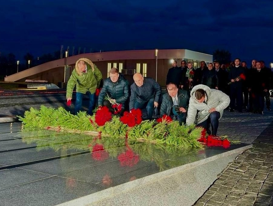 Владимир Михайлов возложил цветы к Вечному огню