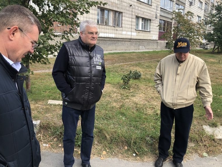Граждане поблагодарили Вячеслава Илюхина за помощь в приведении в порядок их улицы