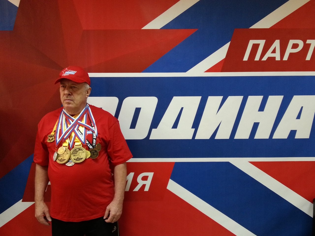 Самарские партийцы поздравили соратника, установившего рекорд в соревнованиях по пауэрлифтингу