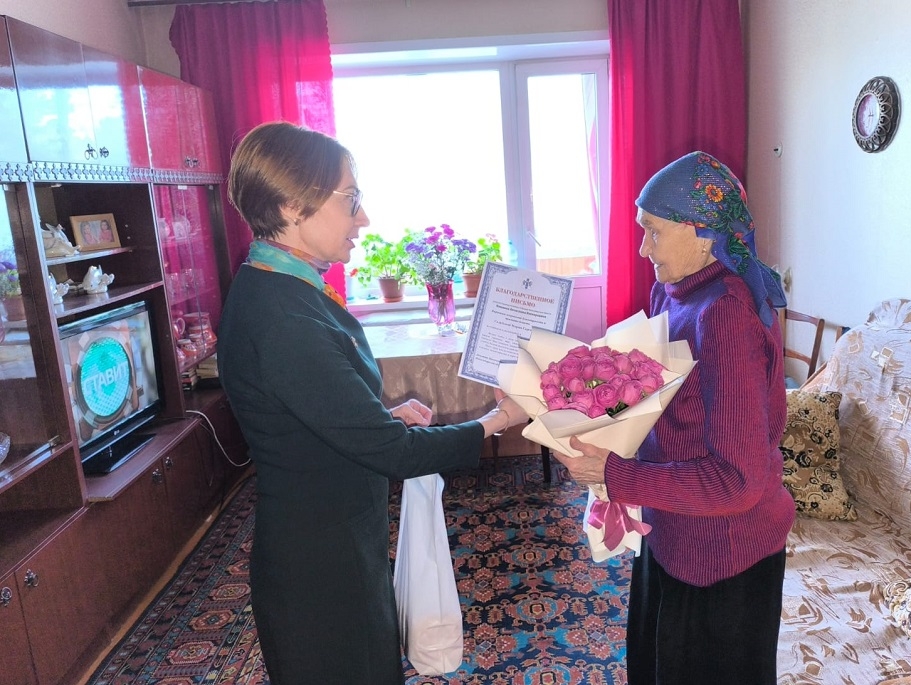 Помощники Вячеслава Илюхина поздравили с 99-летием труденицу тыла Марию Голубеву