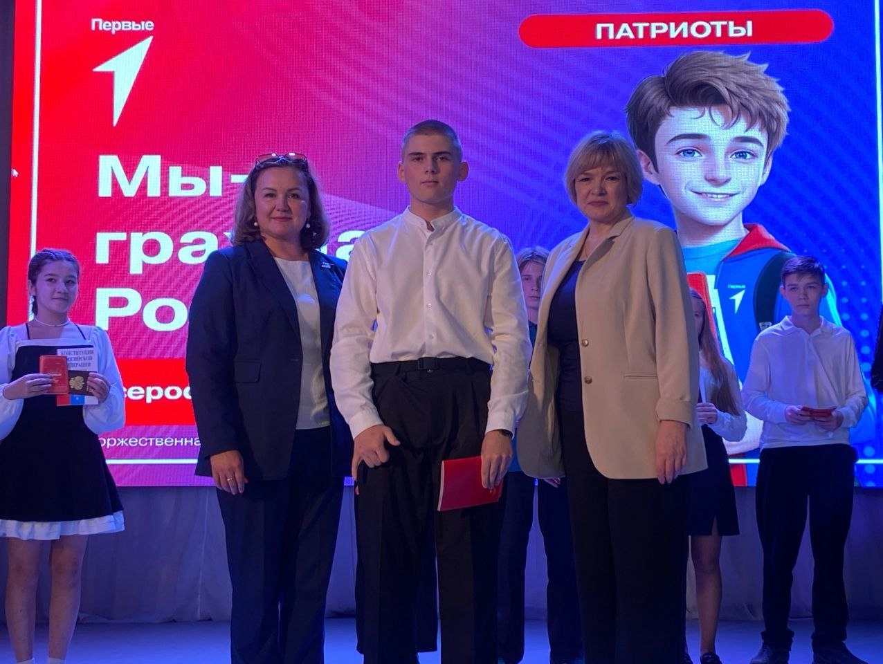 Елена Иванова приняла участие в церемонии вручения паспортов юным гражданам России