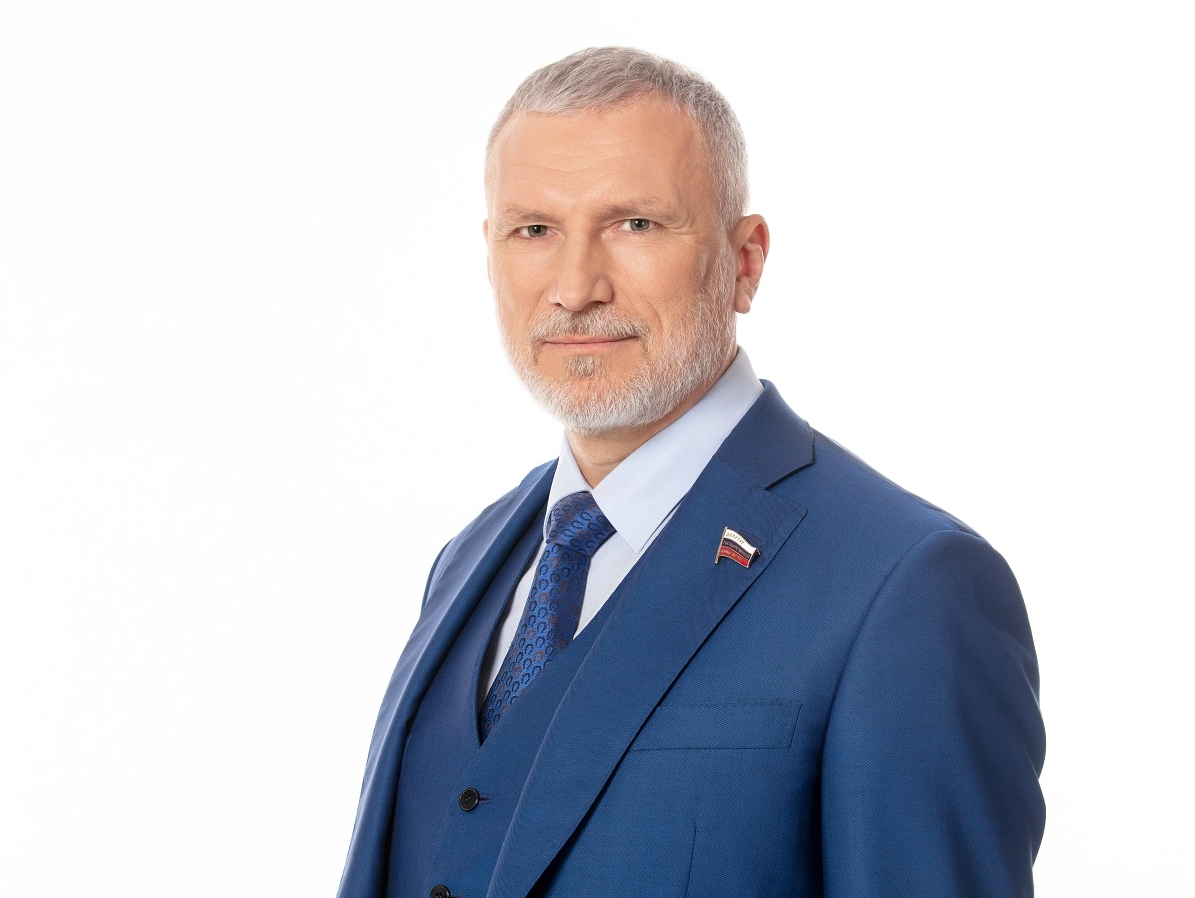 Журавлев: Перед вторым туром выборов Макрон пытается сыграть на поле Ле Пен