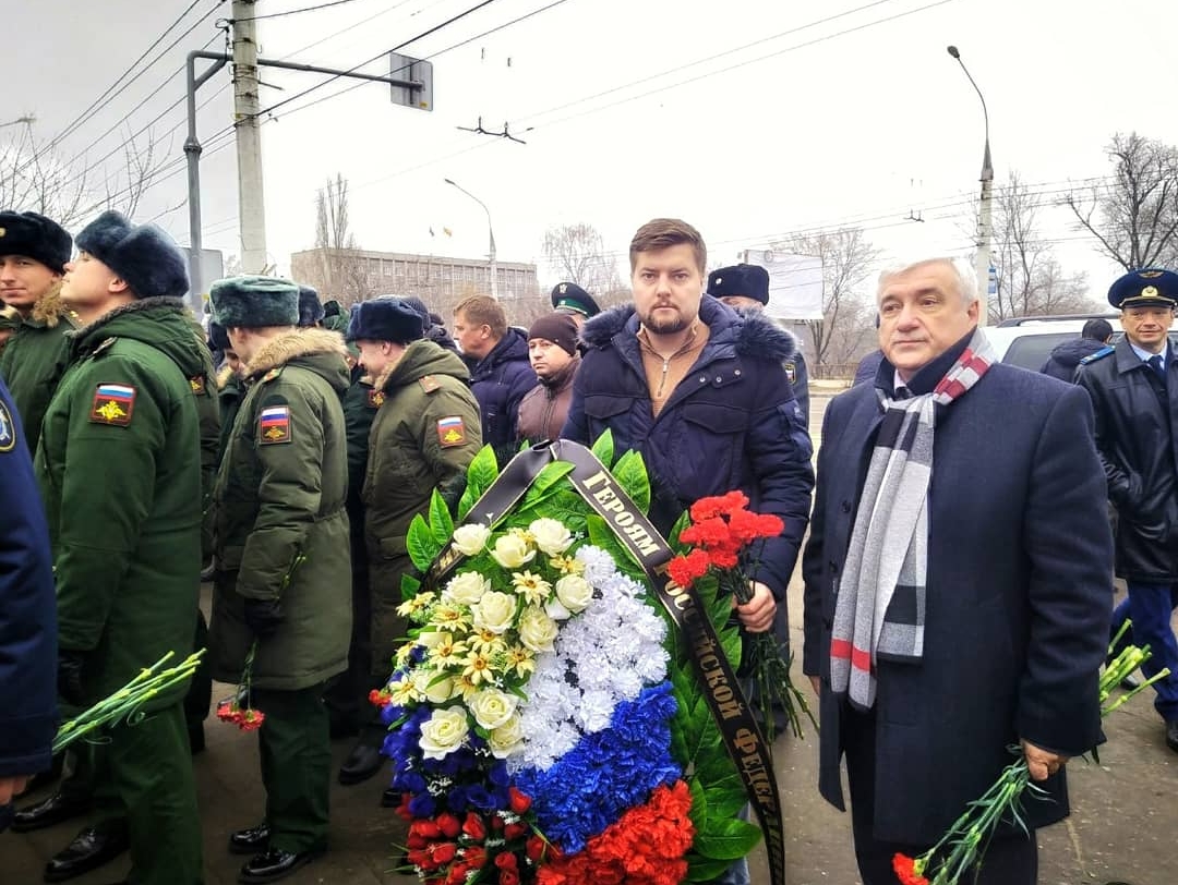 Делегация Воронежской "РОДИНЫ" в День Героев Отечества возложила венок в парке "Патриот"