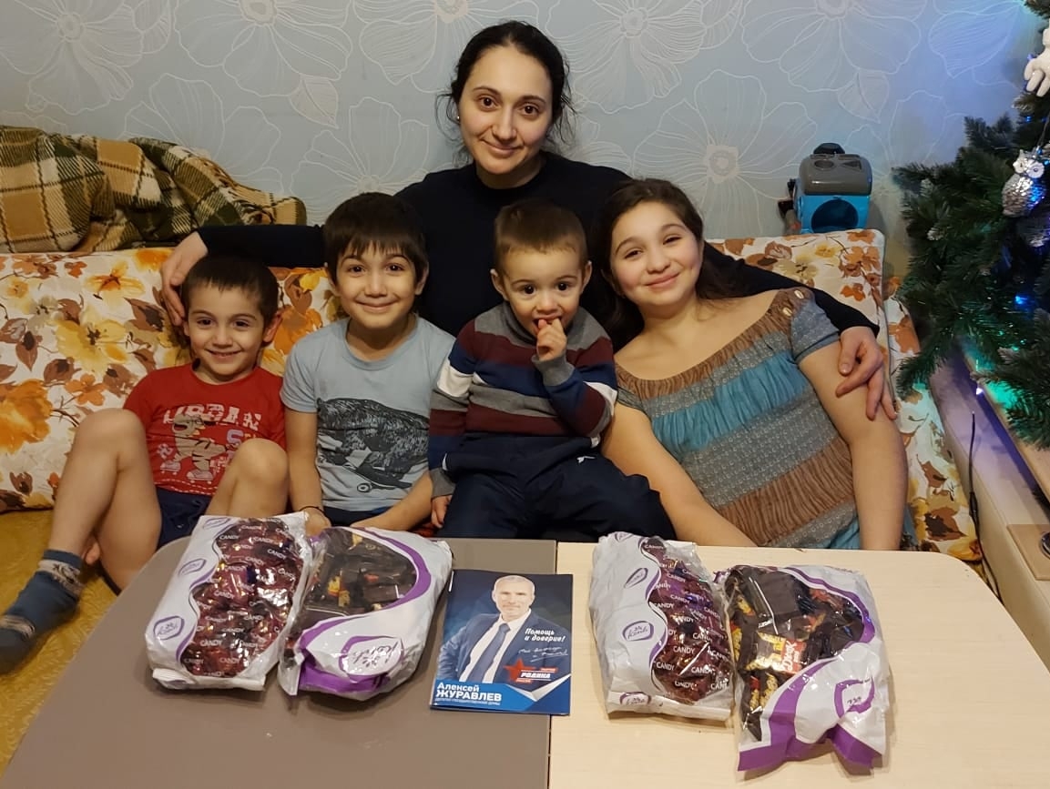 Алексей Журавлев поздравил детей из многодетных семей Воронежа со Старым Новым Годом