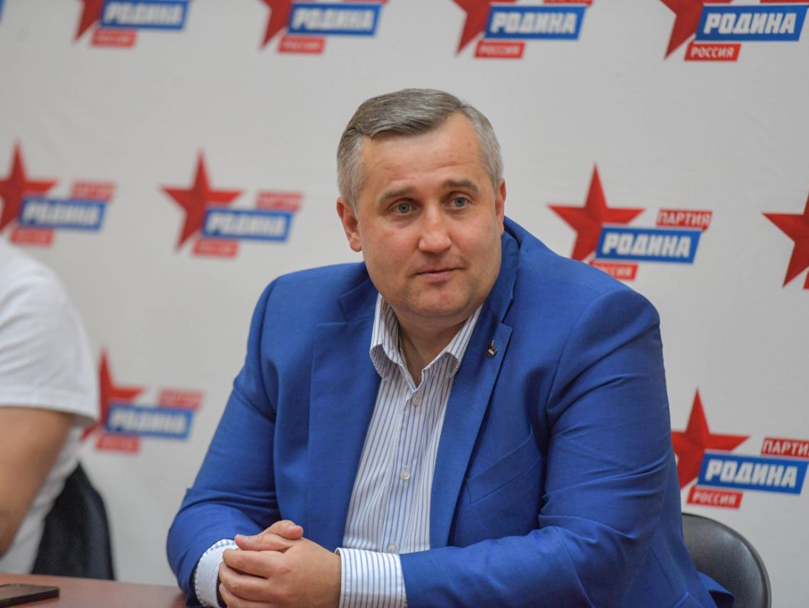 Алексей Рылеев провел урок "Разговоры о важном" в московской школе