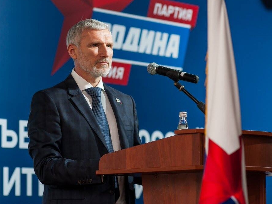 Журавлев назвал президентскую кампанию в США "скандалом в доме престарелых"