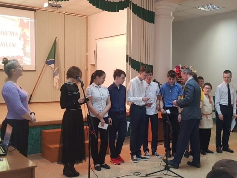 Выпускников школы-интерната поздравили от имени Вячеслава Илюхина