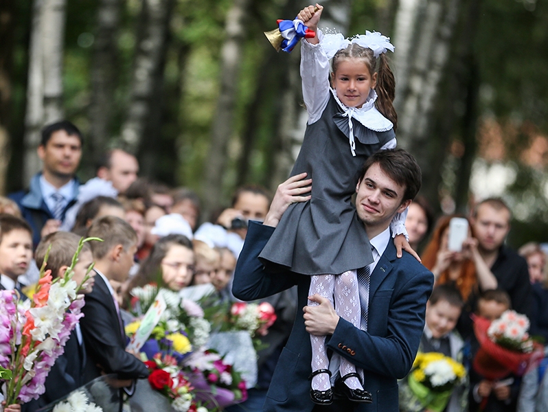 Журавлев поздравил школьников и их родителей с Днем знаний