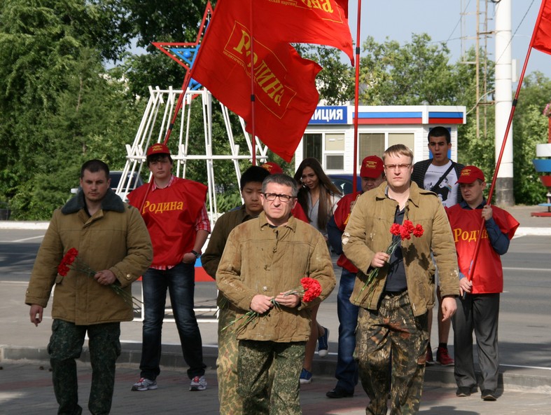 Социал-патриоты возложили цветы к Вечному огню в Оренбурге