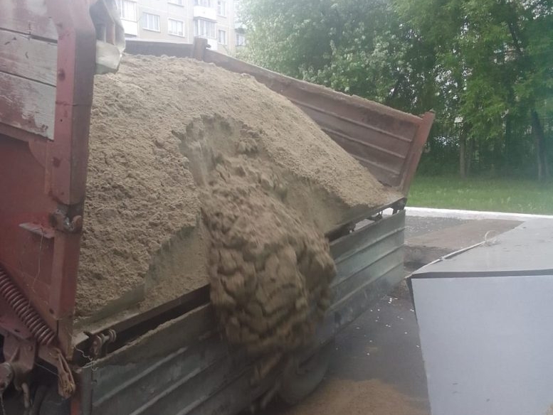 Клуб избирателей Вячеслава Илюхина привез пять тонн нового песка для игровых площадок детсада