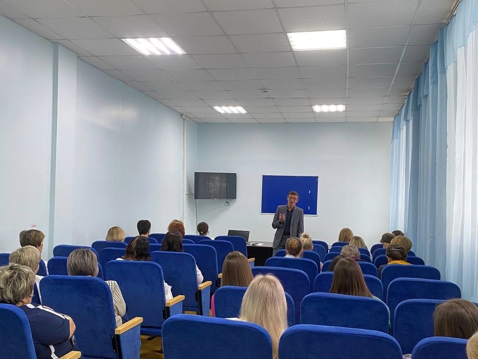 Алексей Хабаров провел рабочую встречу с коллективом Черногорской межрайонной детской больницы