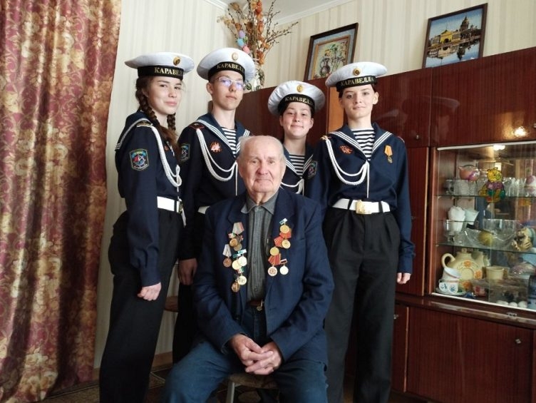 Клуб избирателей Вячеслава Илюхина поздравил ветеранов и оказал адресную помощь