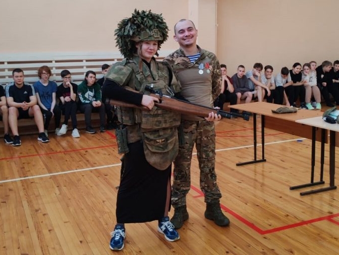 Клуб избирателей Вячеслава Илюхина организовал встречу волонтеров и школьников с ветераном СВО