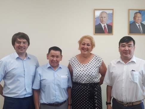 Якутская "РОДИНА" подарила жителям поселка в Алданском районе УАЗик