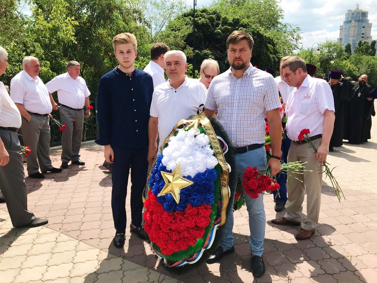 Делегация Воронежской "РОДИНЫ" возложила цветы в День памяти и скорби
