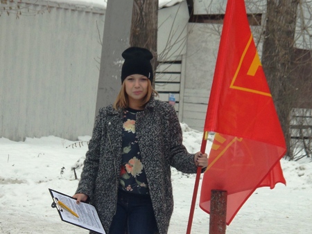 Челябинские патриоты провели пикет в защиту памятника Курчатову