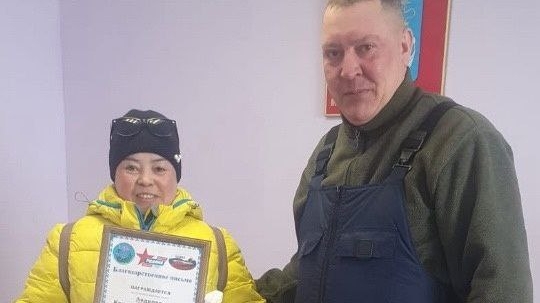 Андрей Ружников наградил Благодарственными письмами жителей деревни Андег за поддержку бойцов СВО