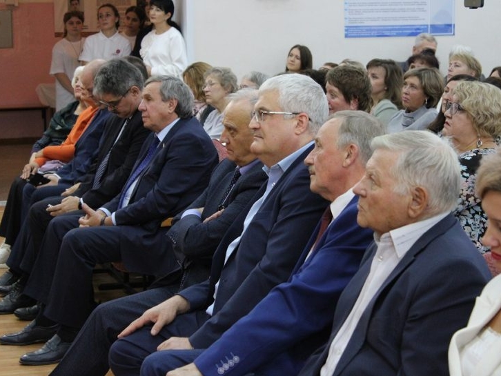 Вячеслав Илюхин и Леонид Рыбин поздравили новосибирскую школу с 80-летием