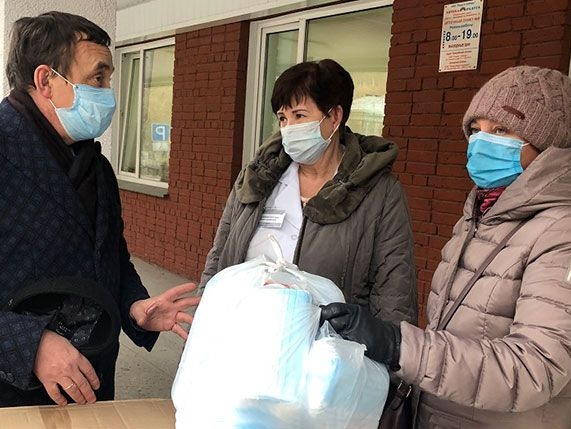 Новосибирская "РОДИНА" передала средства индивидуальной защиты медикам города