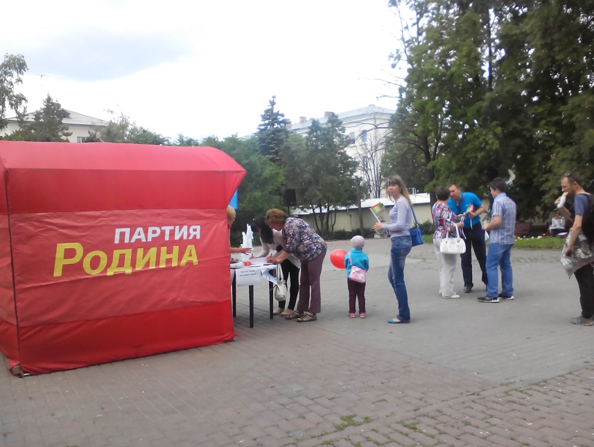 Ульяновские активисты провели праздничную акцию в День России