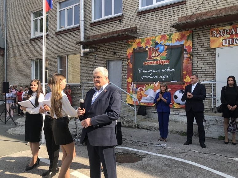 Ученические принадлежности от Виктора Илюхина получили 1090 первоклассников десяти школ Новосибирска