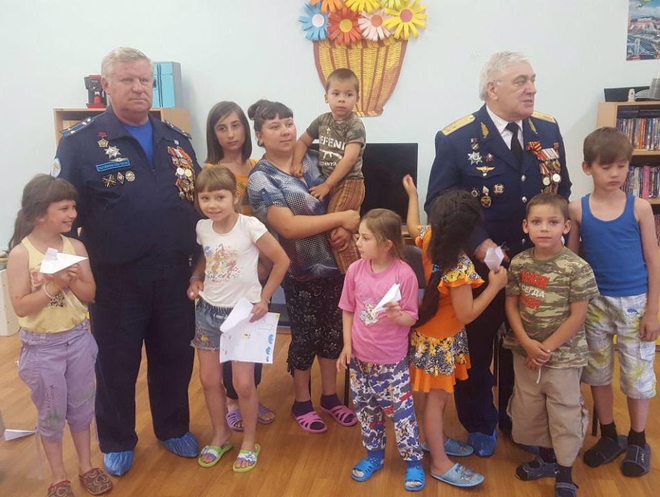 Ярославская "РОДИНА" организовала встречу маленьких пациентов с героями-летчиками