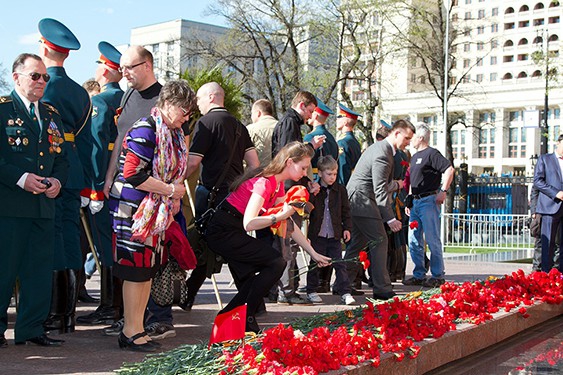 Родинцы возложили венки к могиле Неизвестного солдата