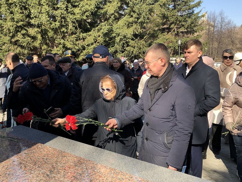 Новосибирские партийцы почтили память героев-чернобыльцев
