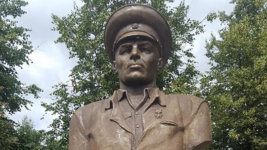 Активисты ярославской "РОДИНЫ" приняли участие в благоустройстве территории у памятника главнокомандующему ВДВ Василию Маргелову