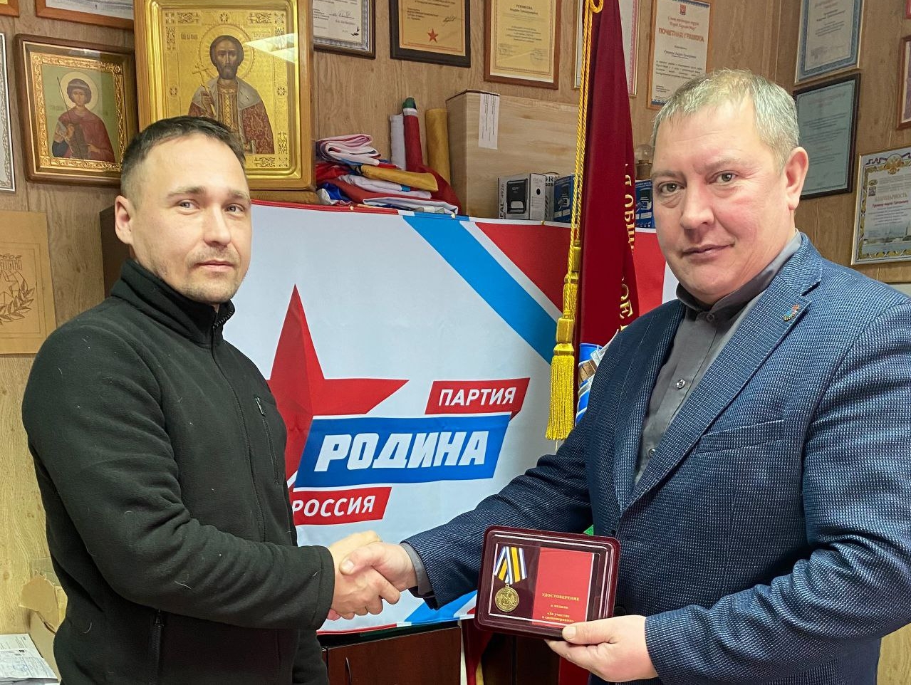 Андрей Ружников наградил рядового-артиллериста медалью "За участие в спецоперации"