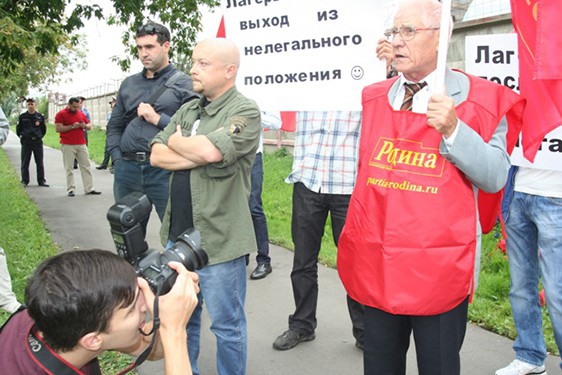 Акция партии "РОДИНА" у лагеря для нелегалов в Гольяново, 15 августа 2013 г