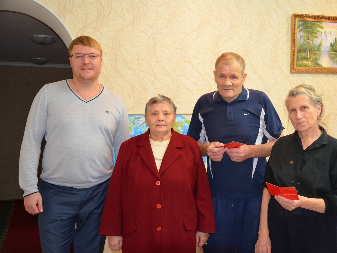 Оренбургские партийцы провели очередное награждение медалями "Дети войны"