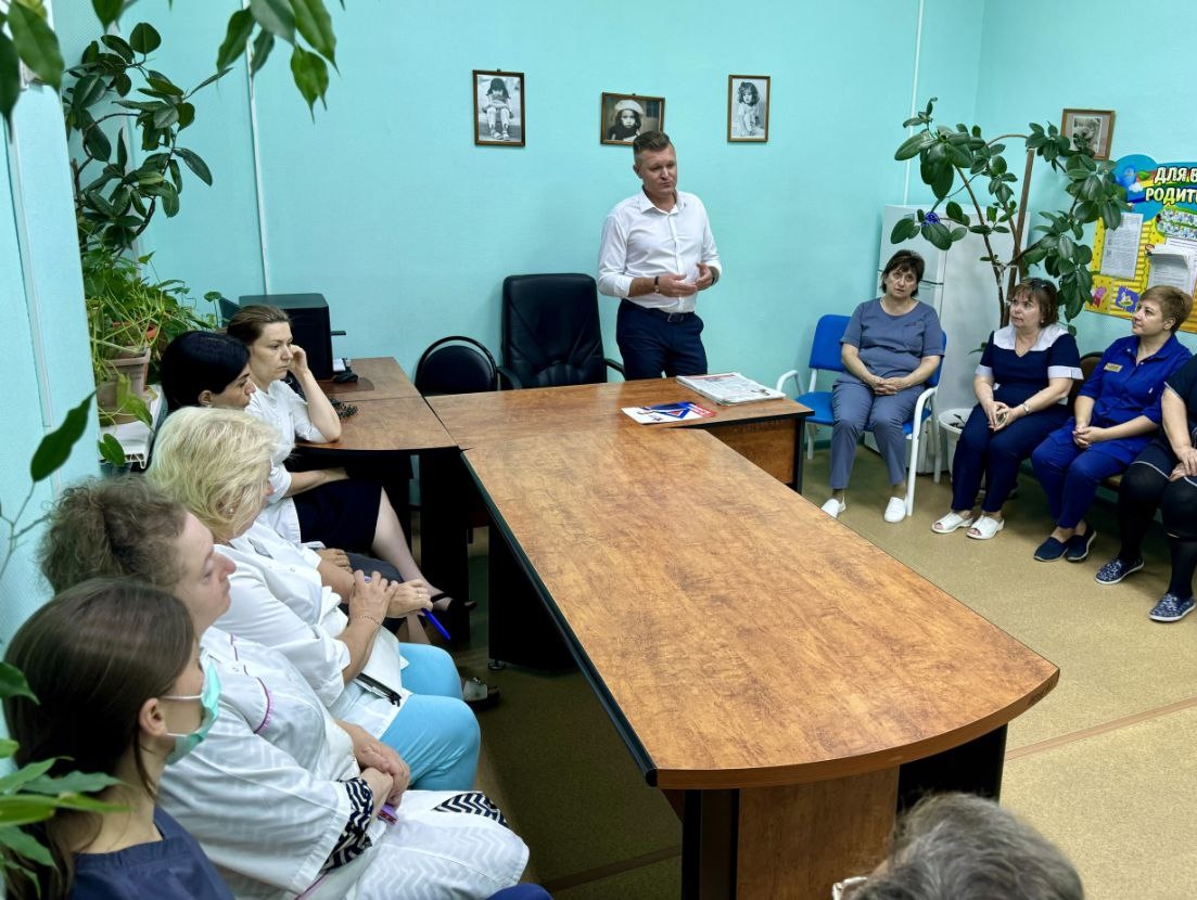 Сухарев встретился с сотрудниками Астраханской областной детской клинической больницы