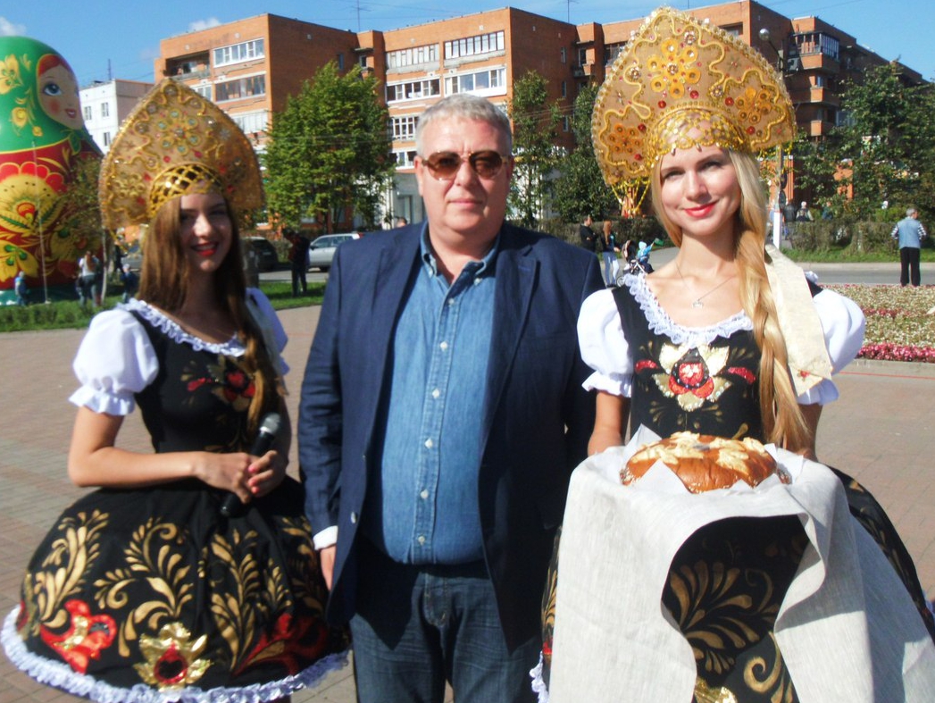 Социал-патриоты вручили губернатору Ленобласти значок "Георгиевская лента"