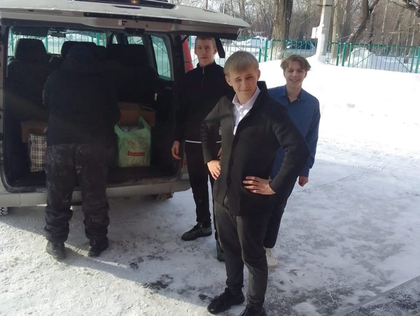 Коллектив школы Новосибирска передал в Клуб избирателей Вячеслава Илюхина партию гумпомощи бойцам СВО