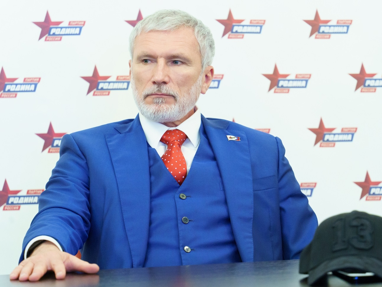 Журавлев: США вручили считающему себя полубогом Зеленскому черную метку