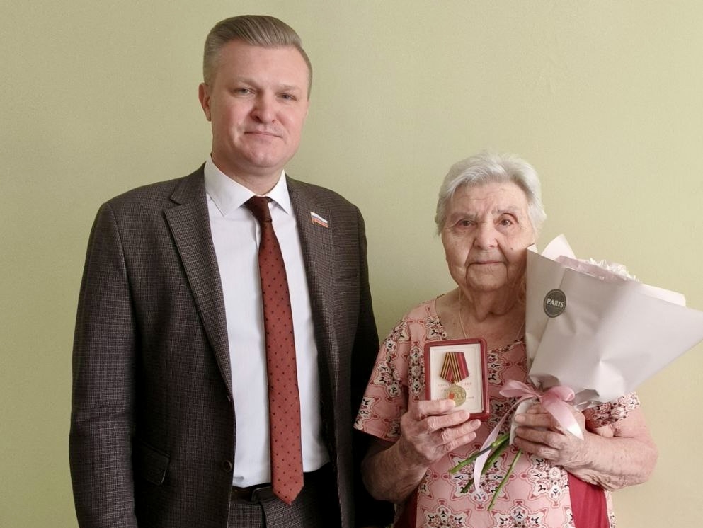 Владимир Сухарев вручил труженикам тыла юбилейные медали