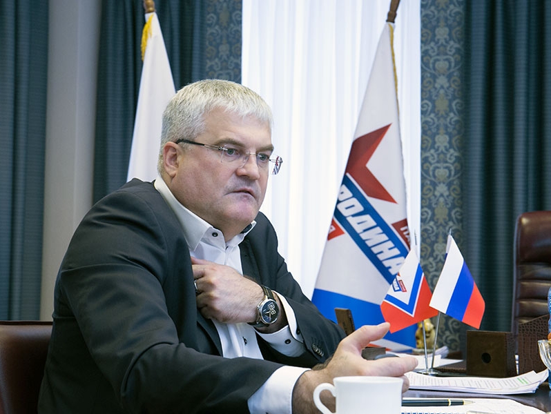 Вячеслав Илюхин поздравил полицейских с профессиональным праздником