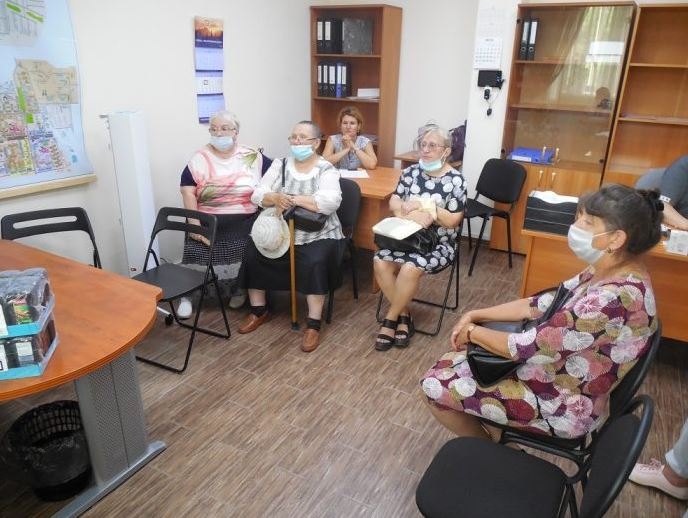 В приемных депутата новосибирского ЗакСа Вячеслава Илюхина пенсионерам разъясняют, как распознать мошенников в Интернете