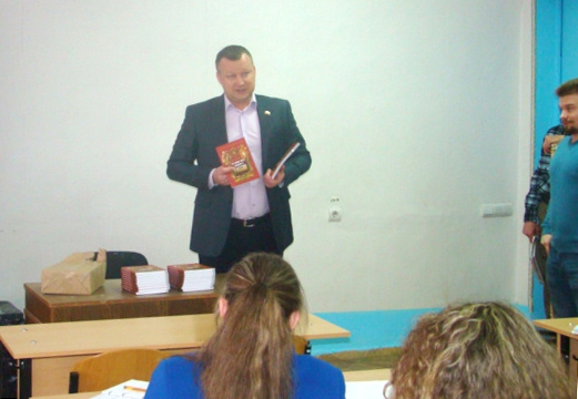 Дмитрий Шатров поздравил юных новомосковцев с Днём детской книги