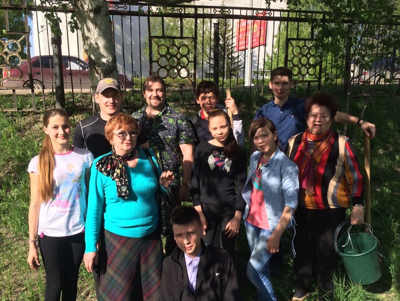 Башкирские партийцы подарили плодовые деревья детскому интернату
