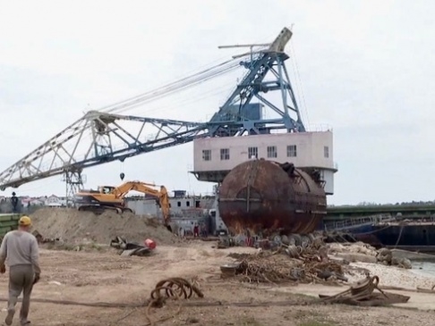ЖИТЕЛИ СЕВАСТОПОЛЯ ВОЗМУЩАЮТСЯ РАСПИЛОМ КОРАБЛЕЙ